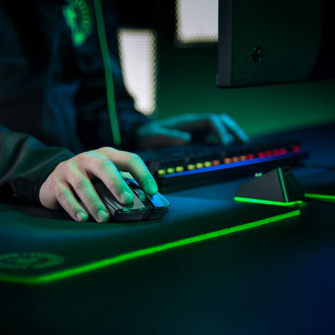 razer-mouse-charging-dock-chroma-with-magnetic-rgb-charge-status-lighting-classi image 2