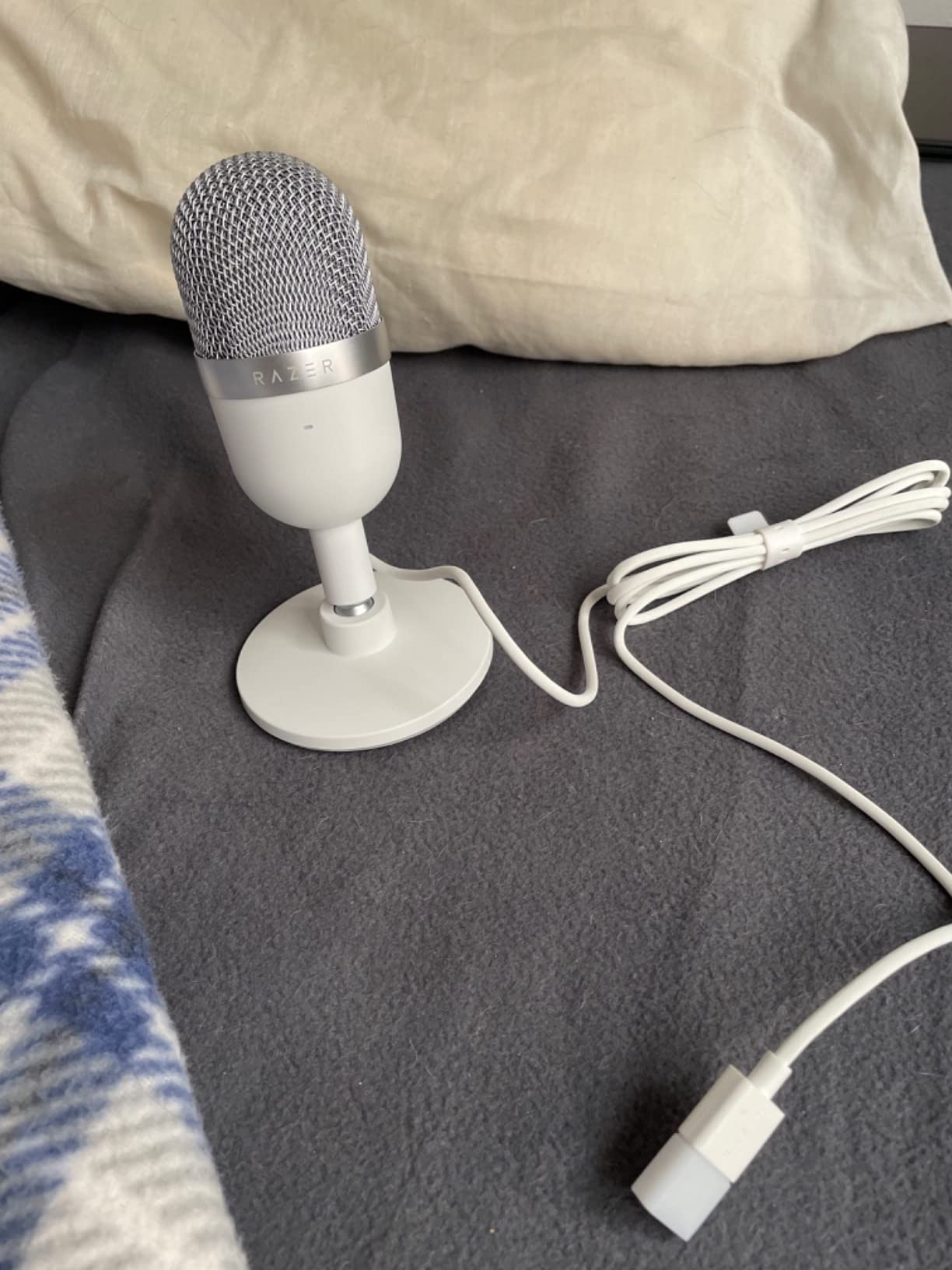 Picks up desk noise