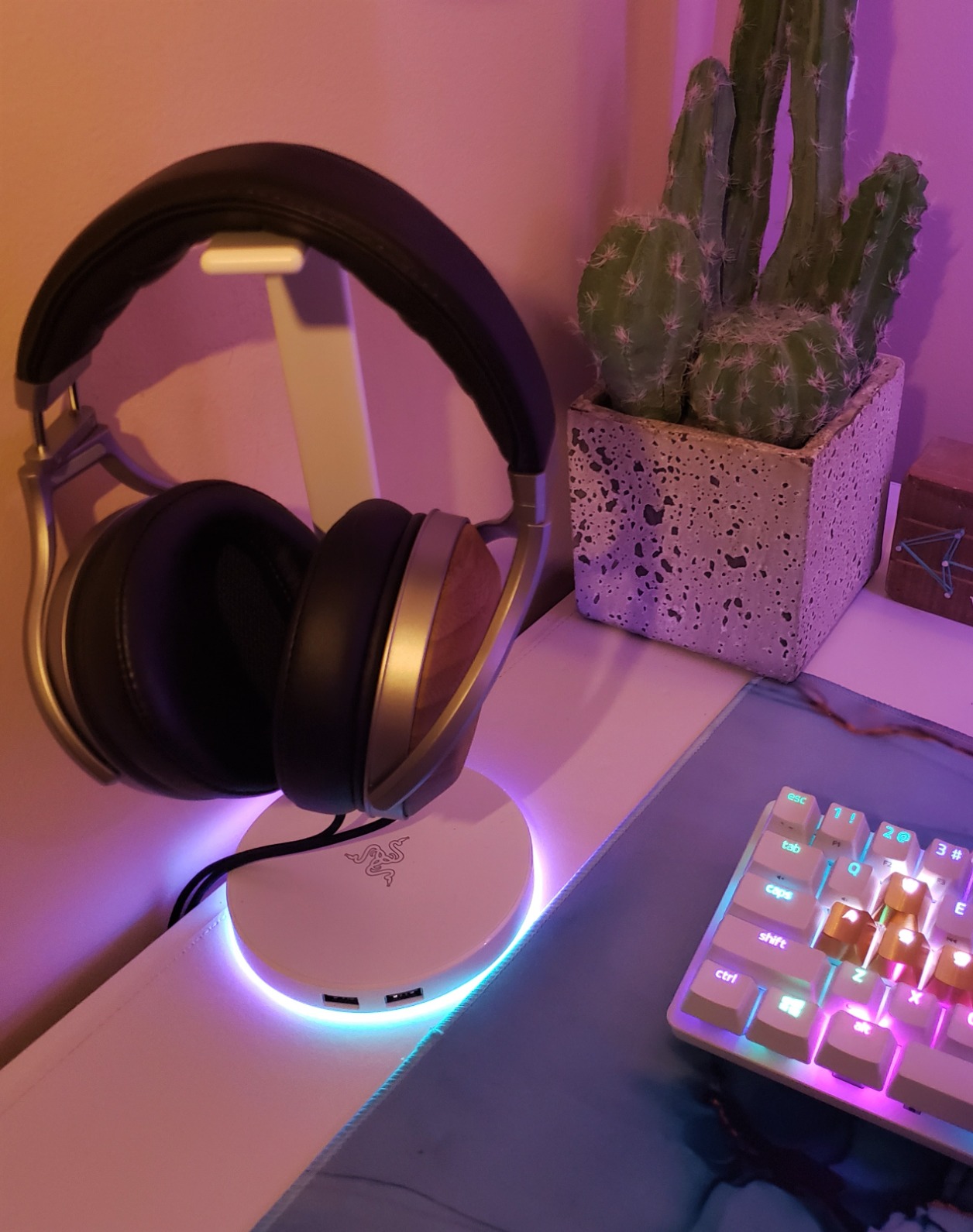 Clean desk, hub included