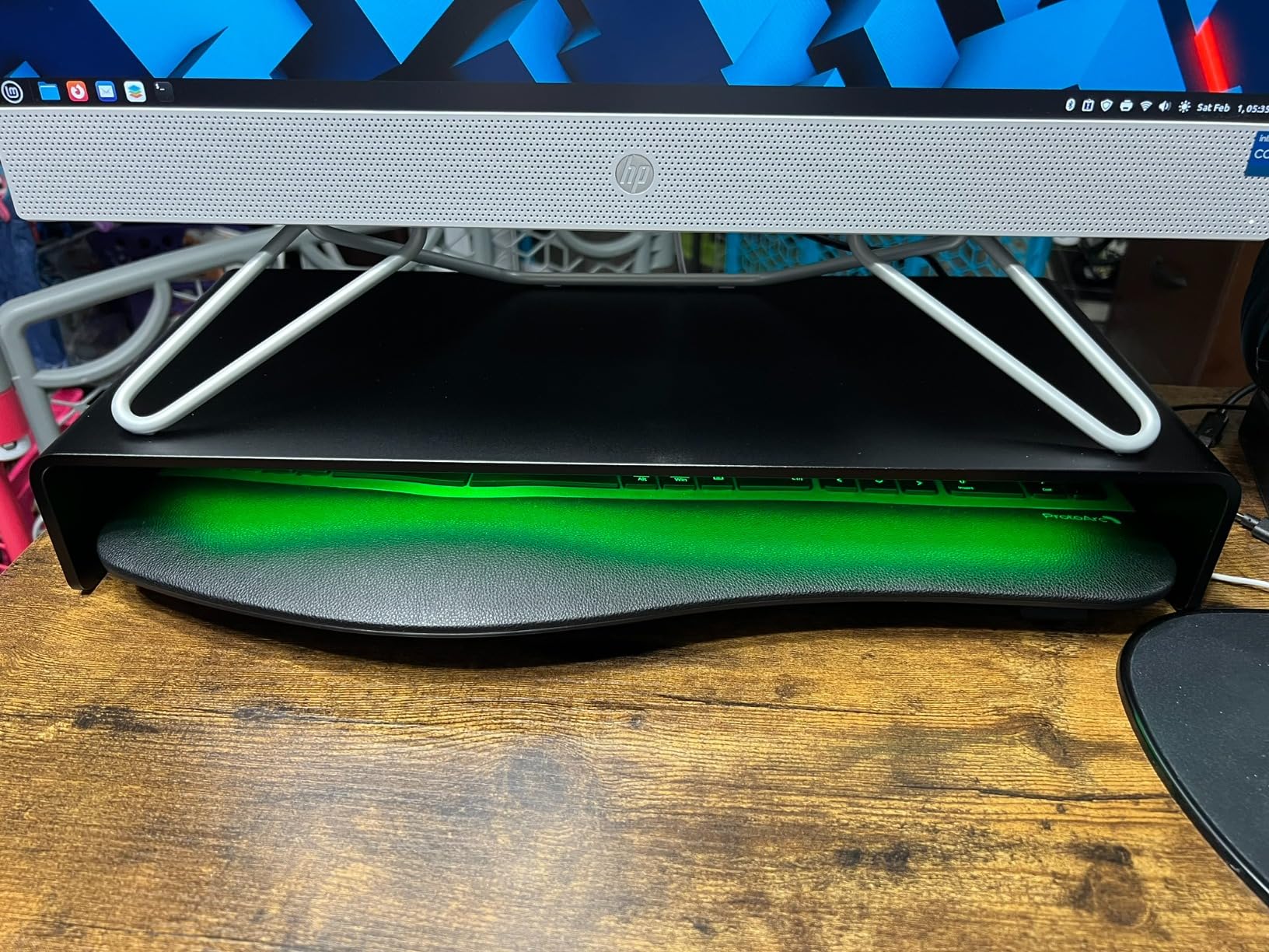 Great stand, cable management could improve