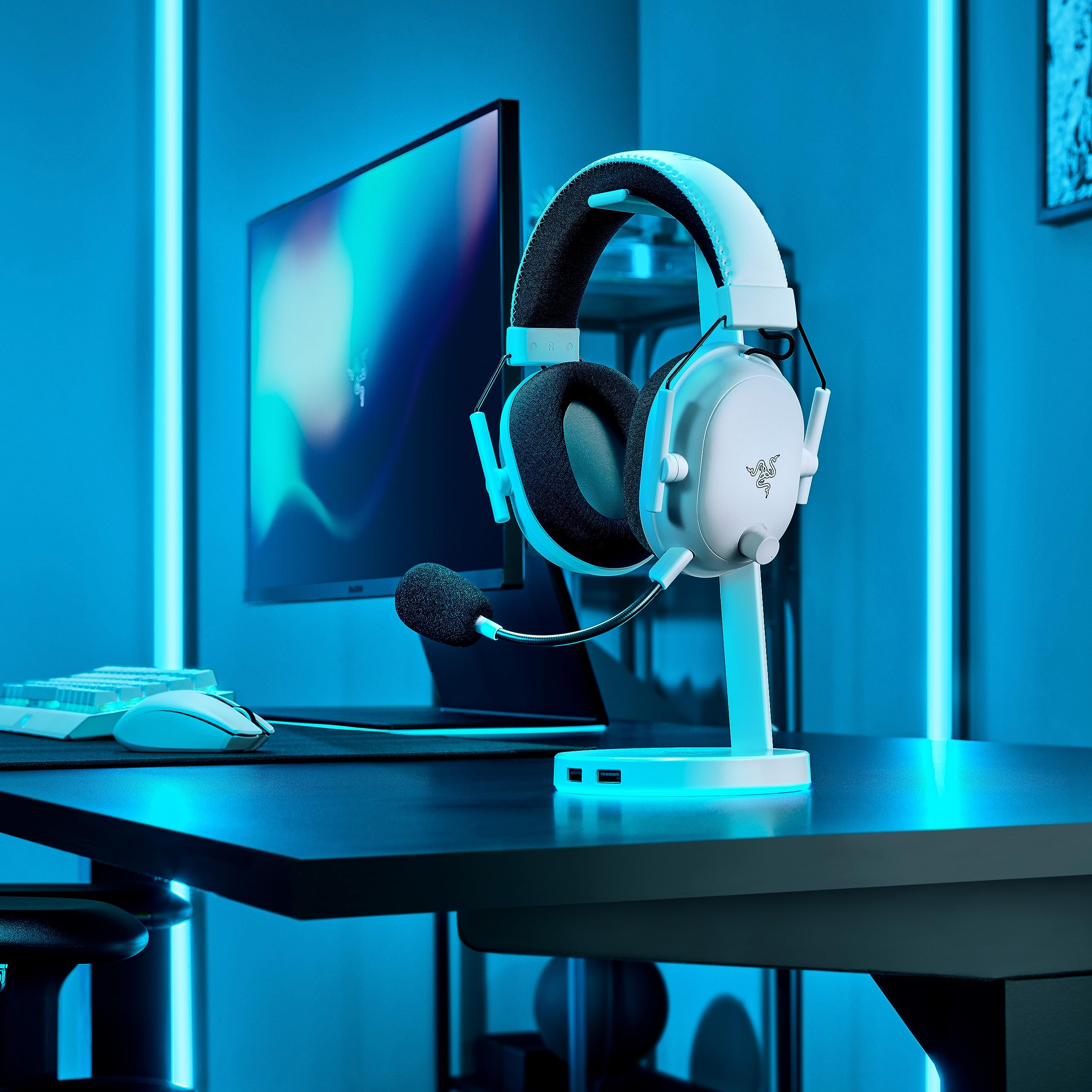 razer-base-station-v2-chroma-headset-stand-rgb-lighting-usb-3-1-hub-3-5mm-port-w image 8