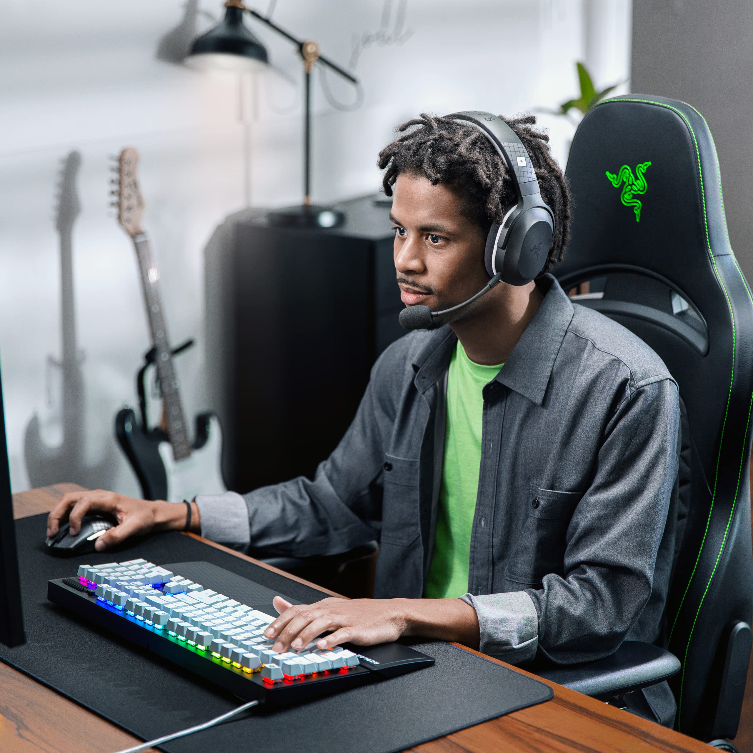 razer-blackwidow-v3-mechanical-gaming-keyboard-roblox-edition-green-clicky-switc image 8
