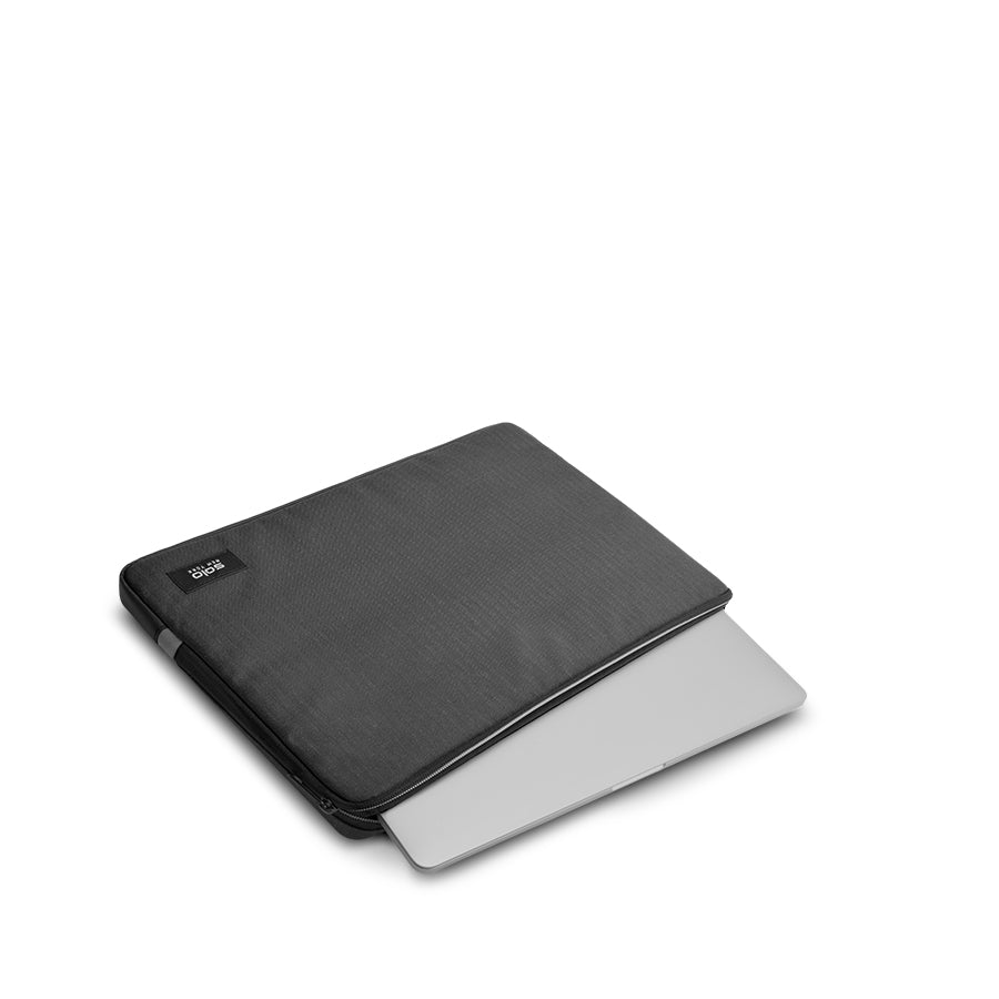 solo-new-york-gamma-15-6-sleeve-checkpoint-friendly-padded-laptop-sleeve-in-blac image 5